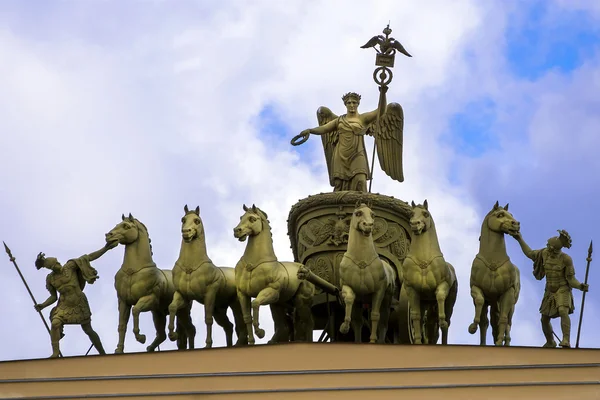 Saint Petersburg genel personel binanın zafer takı — Stok fotoğraf