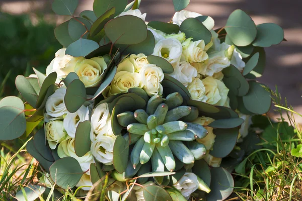 Bouquet da sposa nell'erba — Foto Stock