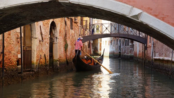 Gondolier у Венеції, Італія — стокове фото