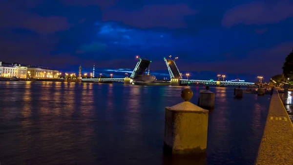 Puente del Palacio en San Petersburgo, Rusia — Foto de Stock