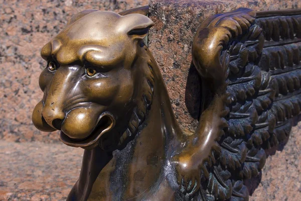Bronzová socha Griffin na břehu univerzity — Stock fotografie
