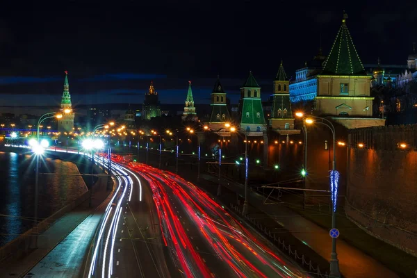 วิวเครมลินของฝั่งเครมลินตอนกลางคืน มอสโก รัสเซีย — ภาพถ่ายสต็อก