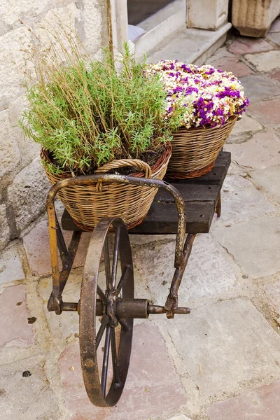 Carretilla vieja con cestas de flores — Foto de Stock