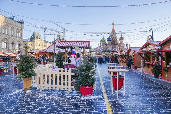 МОСКВА, РОССИЯ - 6 января: Рождественский рынок на Красной площади и — стоковое фото