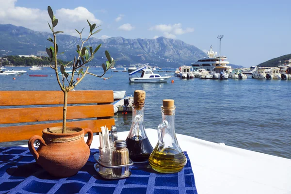 Servierter Tisch am Meeresstrand Restaurant von Budva, Montenegro. lizenzfreie Stockfotos