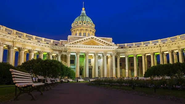 Kathedraal van onze lieve vrouw van kazan, Sint-petersburg, Rusland — Stockfoto