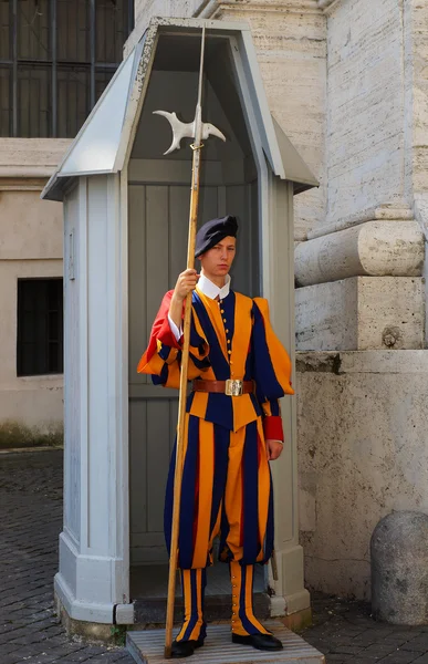 Rome, Italië - 28 augustus: Pauselijke Zwitserse Garde in zijn traditionele fo — Stockfoto