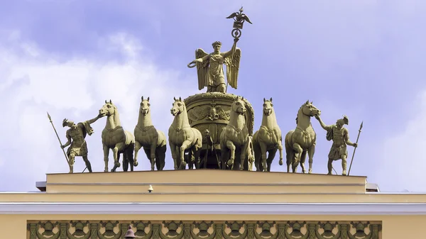 Триумфальная арка здания Генерального штаба в Санкт-Петербурге — стоковое фото