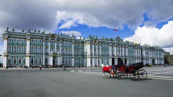 Palacio de Invierno en la Plaza del Palacio en San Petersburgo, Rusia — Foto de Stock