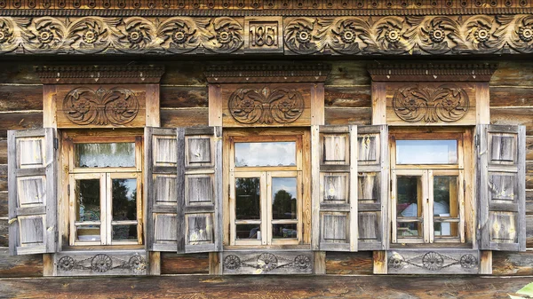 Facade of the old log house in the museum of wooden architecture — Stock Photo, Image