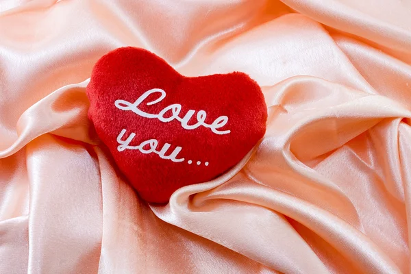 Coração de pelúcia vermelho com a inscrição: te amo  .... — Fotografia de Stock