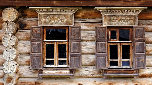 Gevel van de oude blokhuis in het museum van houten architectuur — Stockfoto