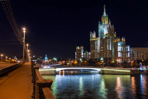 Edificio de gran altura en el terraplén de Kotelnicheskaya en Moscú en ni — Foto de Stock