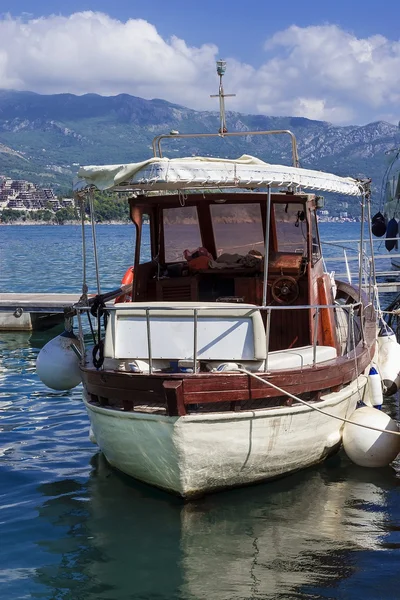 Piccola barca su un ormeggio marittimo — Foto Stock
