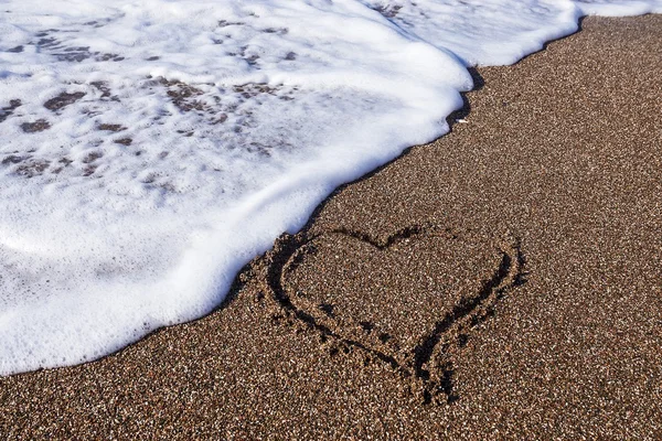 Серце на морському піску — стокове фото