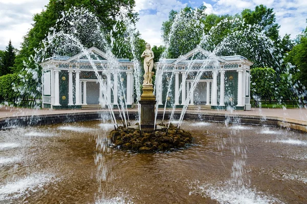 花园在彼得夏宫-教科文组织，俄罗斯的世界遗产 — 图库照片