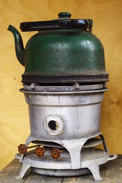 Стара гасова плита з соковитим чайником — стокове фото
