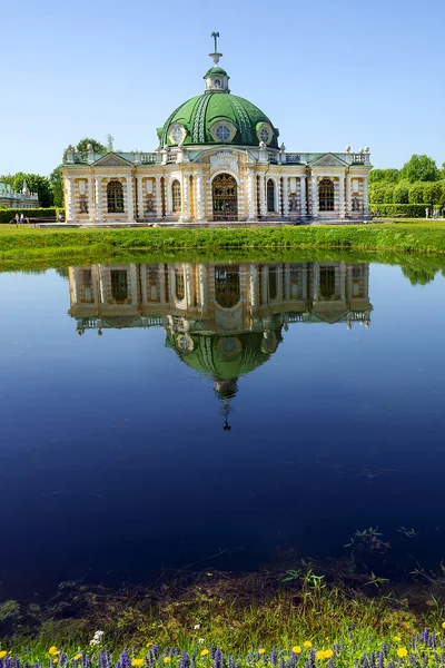 Grotte Pavillon mit Reflexion im Wasserpark kuskovo, mosco — Stockfoto
