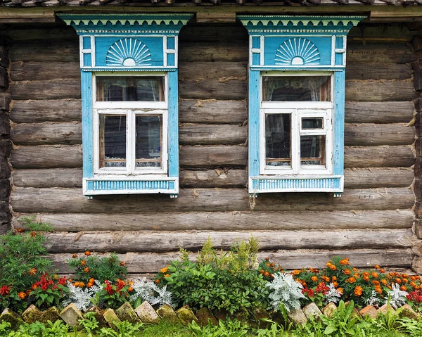 Fachada das antigas casas de madeira decoradas com flores — Fotografia de Stock