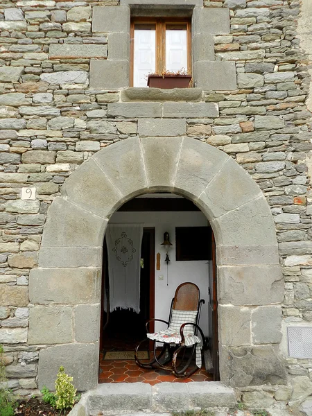 Rocking chair in the arch of the old house — Stock Photo, Image