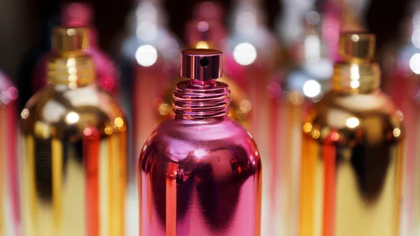 Барвисті пляшки парфумів — стокове фото