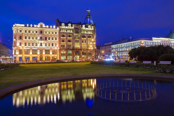 Sint-Petersburg, Rusland-15 juni. Huis van "Zinger" op Nevsky Pros — Stockfoto