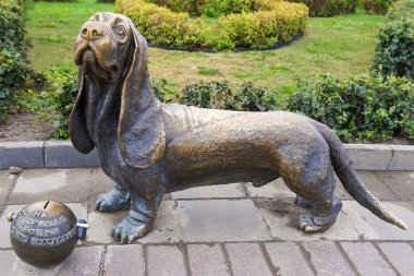 Kostroma, Rusya Federasyonu-Avgust 15: Doğurmak bir bas bir köpek heykeli