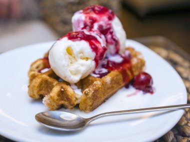 Dondurma ve kirazlı waffle.