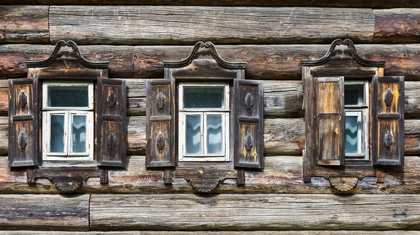 Fachada da velha casa russa — Fotografia de Stock