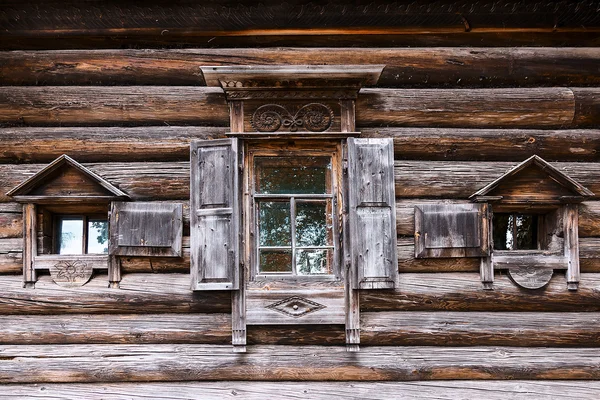 Fassade des alten russischen Hauses — Stockfoto