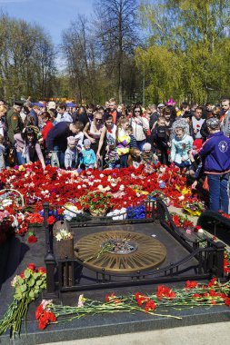 Yaroslavl, Rusya Federasyonu-Mayıs 9. f Anıtı, çiçek düzenleme