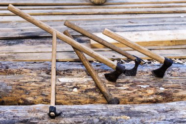 marangoz araçları-eksen kereste bir arka plan üzerinde