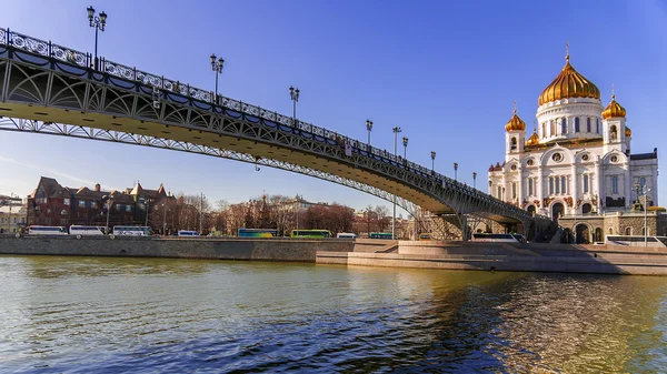 Patriarchalbrücke und Erlöserkathedrale in Moskau, — Stockfoto