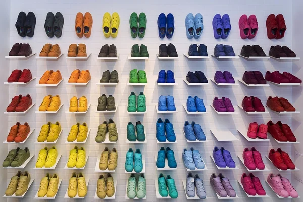 Moscow, Rusland - 12 April: Adidas Originals schoenen in een schoen stor — Stockfoto