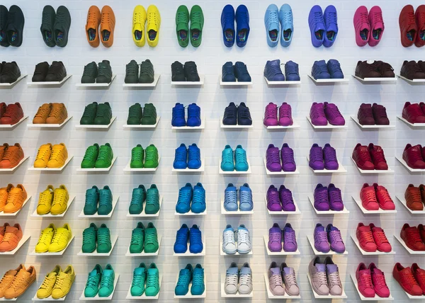 Moscow, Rusland - 12 April: Adidas Originals schoenen in een schoen stor — Stockfoto