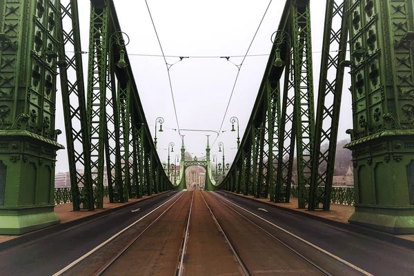 Mistige ochtend. Vrijheid Bridge in Boedapest, Hongarije — Stockfoto