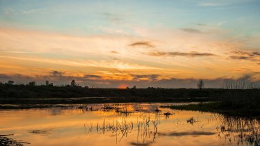 Nehirde gün batımı