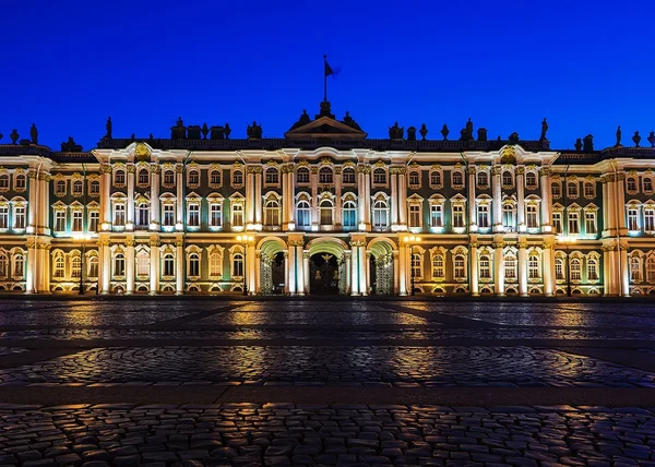 Hermitage na Praça do Palácio em São Petersburgo, Rússia — Fotografia de Stock