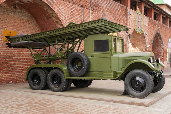 Una exposición de equipamiento militar retro en el Kremlin de Nizhny Novgorod — Foto de Stock