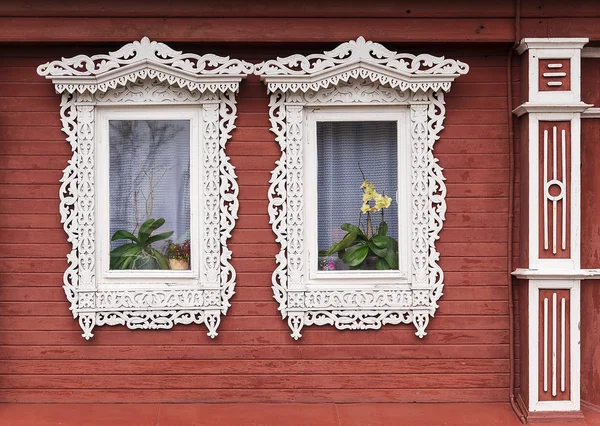 木造住宅のロシアの彫刻フレーム — ストック写真