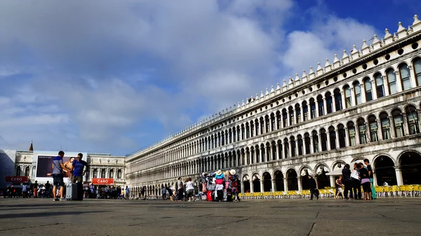 VENICE, ITALY - AUGUST 25: St. Mark's Square - the main square i — Stock Photo, Image