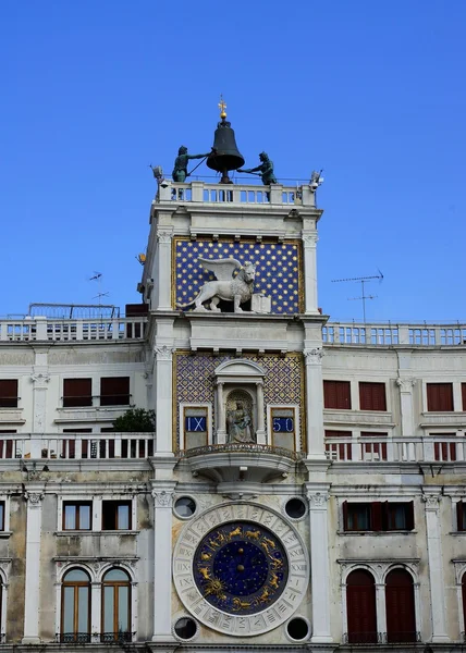 İtalya, Venedik 'teki Piazza San Marco' da saat kulesi.. — Stok fotoğraf