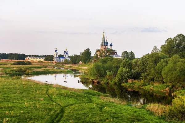 Večerní krajina ruské vesnice kostely — Stock fotografie