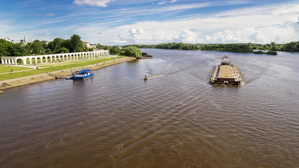 Barge on the river Volkhov in Veliky Novgorod, Russia — Φωτογραφία Αρχείου