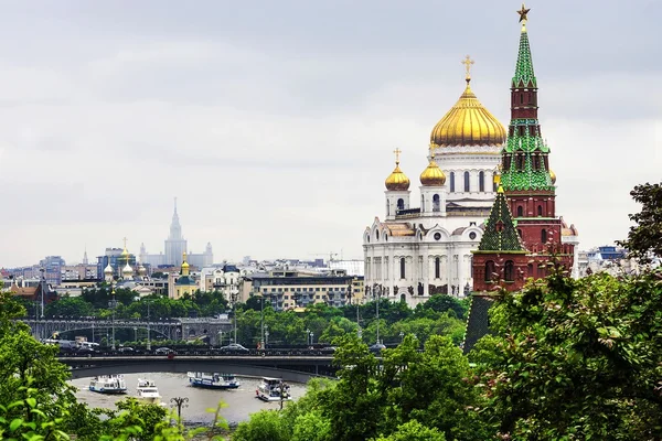 Bekijken van Christus de Verlosser-Kathedraal van het Kremlin van Moskou naar — Stockfoto