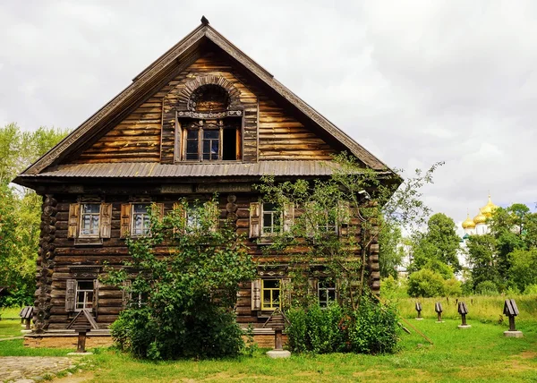 Casa de madera rusa en el museo de arquitectura de madera en Kos — Foto de Stock