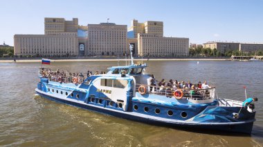 Moskova, Rusya - 4 Temmuz: Moskova yürüyen turist gemide rive