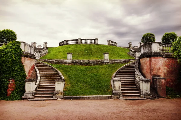 Escaleras de piedra en el parque — Foto de Stock