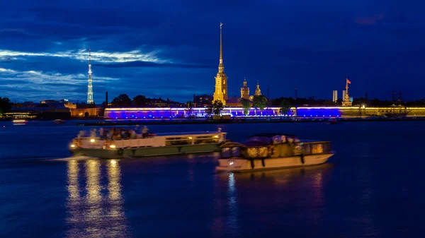 Peter och Paul i St. Petersburg fästning natt Visa — Stockfoto