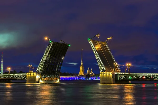 Vista noturna da Ponte do Palácio, São Petersburgo, Rússia — Fotografia de Stock